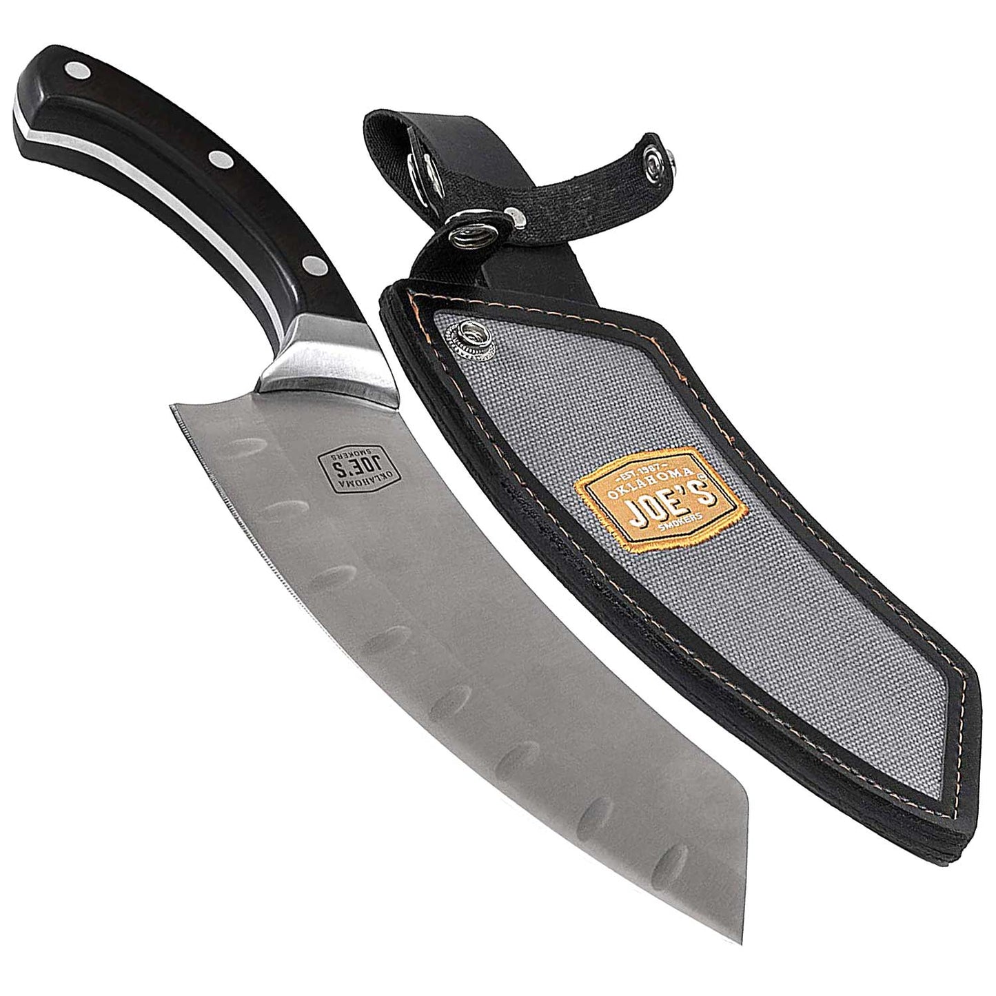 El Cuchillo de Carnicero y Chef Oklahoma Joe's® Blacksmith es una herramienta excepcional diseñada para amantes de la carne asada.