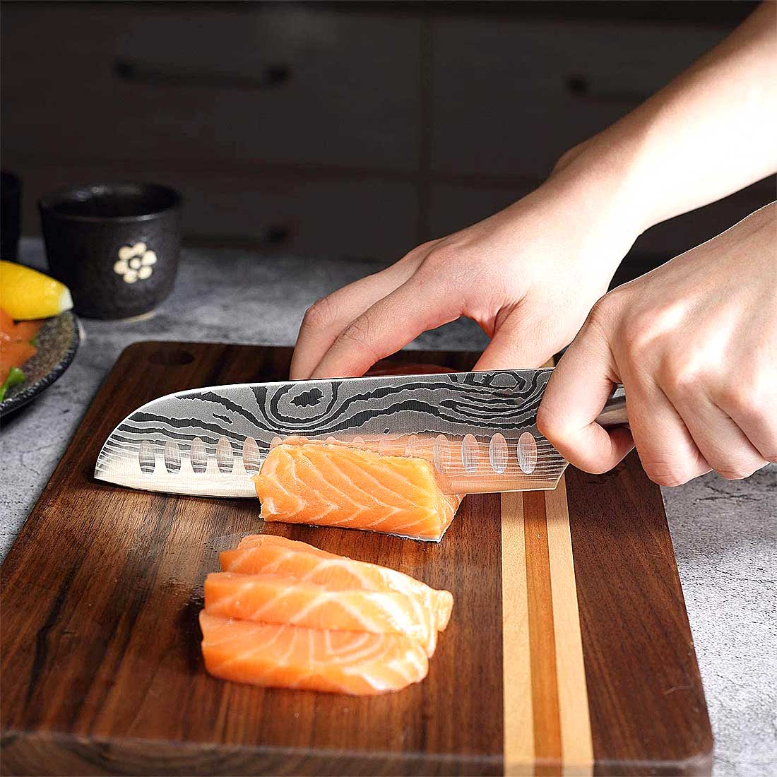 Cuchillo Santoku JOYSPOT de 7 pulgadas con hoja afilada de acero inoxidable alemán - herramienta de corte perfecta para tu cocina.