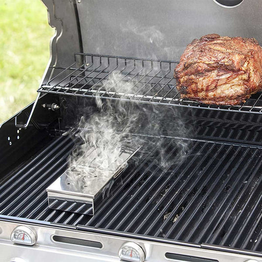 Agregue un delicioso sabor ahumado con la caja para ahumar en acero a sus carnes asadas sin la necesidad de prender fuego a las astillas de madera