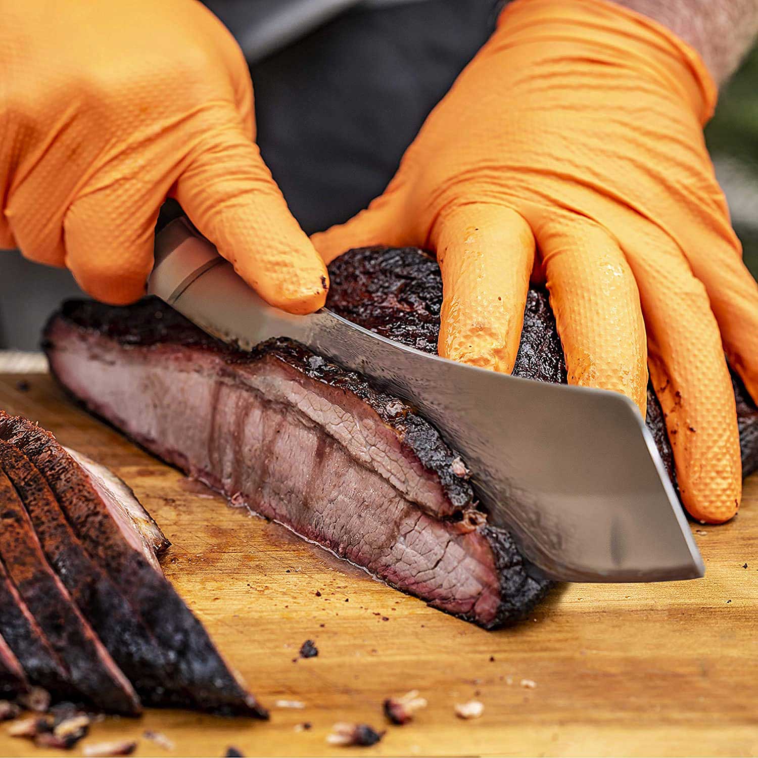 El Cuchillo de Carnicero y Chef Oklahoma Joe's® Blacksmith es perfecto para entusiastas de la cocina que trabajan con carne y vegetales.